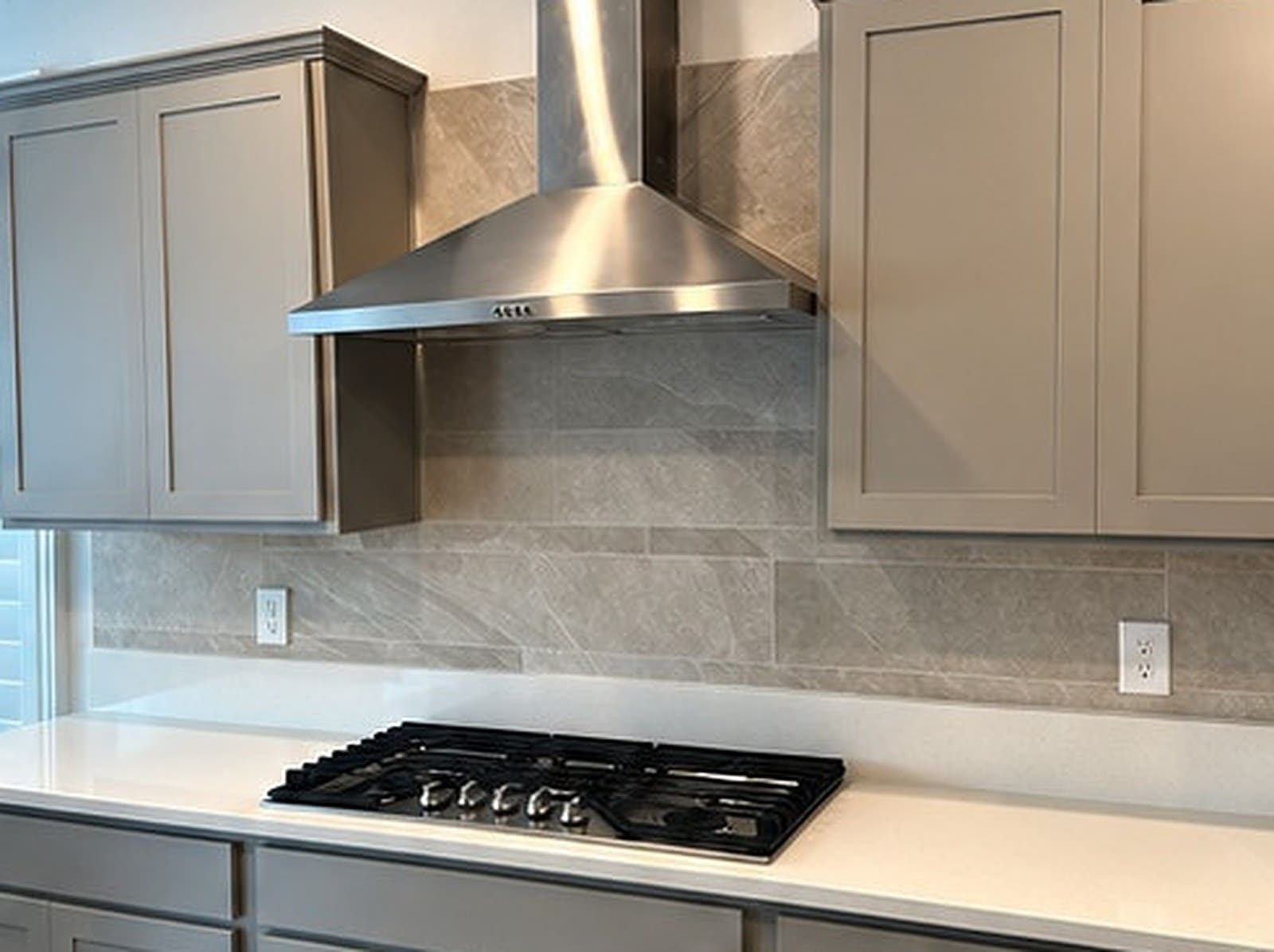 Kitchen wall finished in tile above the counter
